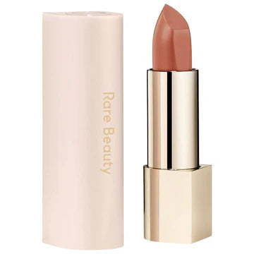 Flat lay of the lipstick next to the matching matte lip liner and recyclable box.

