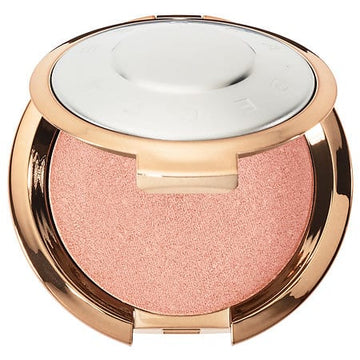Becca Champagne Dream Light Chaser Highlighter - Champagne Dream flashes Bellini